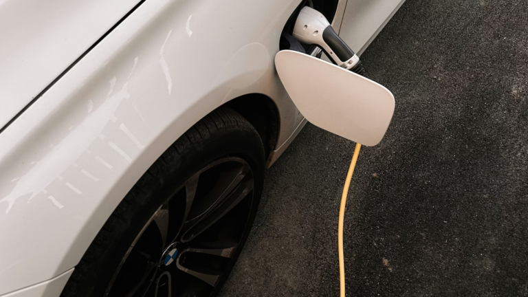 Você sabia que dá para usar carro elétrico como powerbank em apagões?