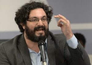 Justiça condena advogado por calúnia após acusar juiz de integrar ‘Ku Klux Klan’