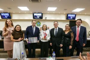 OAB Nacional entrega Medalha Raymundo Faoro à ministra do STF Cármen Lúcia por compromisso com a democracia