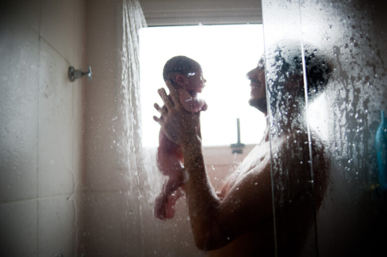 Justiça condena influenciadora a 9 meses de serviço comunitário por expor vídeo da filha bebê tomando banho com o pai