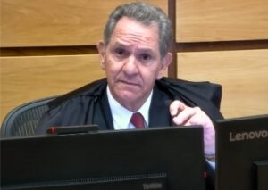 Escola deve pagar pensão vitalícia a aluno que perdeu visão visão de um olho em acidente, decide STJ