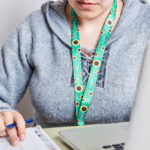 Justiça do Trabalho condena empresa a indenizar funcionária autista por piadas e contato físico indevidos dos chefes