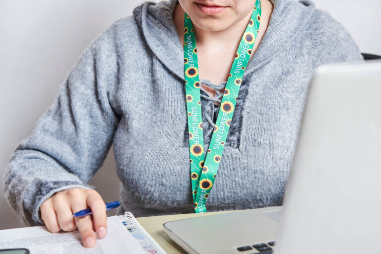 Justiça do Trabalho condena empresa a indenizar funcionária autista por piadas e contato físico indevidos dos chefes