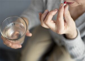 Juíza condena operadora de plano de saúde a custear remédio fora do rol da ANS para mulher com doença de Alzheimer