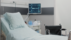 Justiça afasta carência de plano de saúde e determina internação de adolescente em UTI