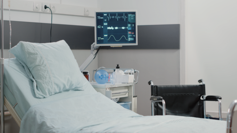 Justiça afasta carência de plano de saúde e determina internação de adolescente em UTI