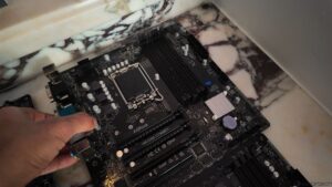 ASRock lança placa-mãe que suporta memórias DDR4 e DDR5 para CPUs Intel