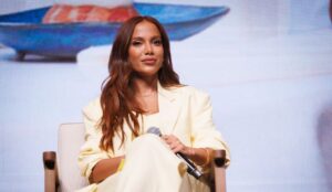 Justiça impede uso do nome Anitta por farmacêutica em linha de cosméticos