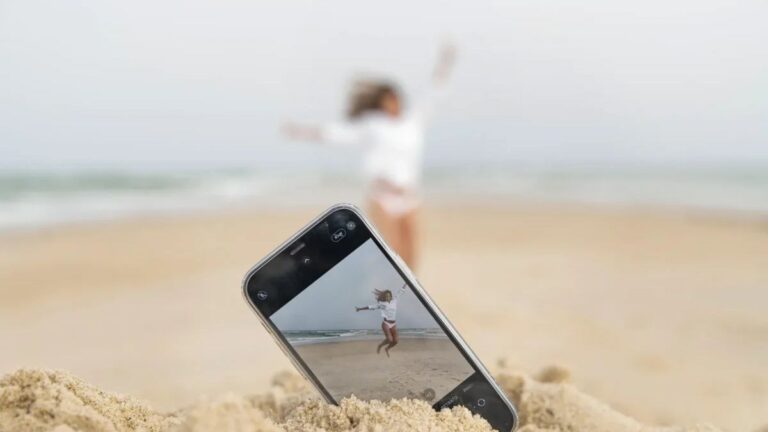 Areia da praia estraga o celular? Entenda os riscos e saiba como se proteger