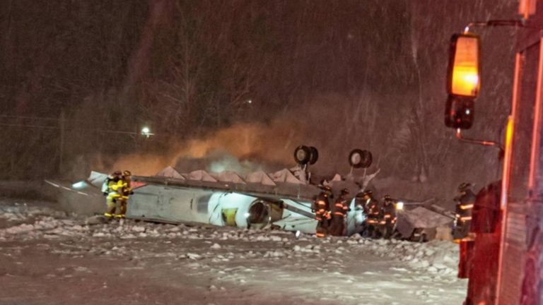 Avião executivo capota na pista durante nevasca e deixa sete mortos