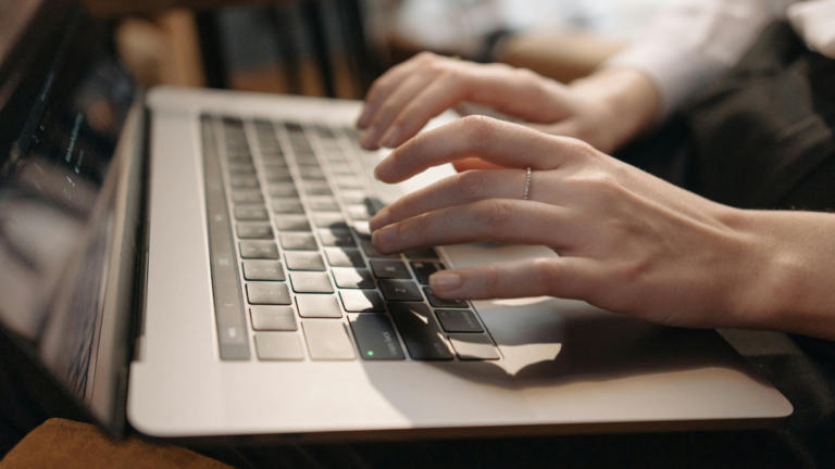 Azul abre vagas para analista de TI; veja como se inscrever