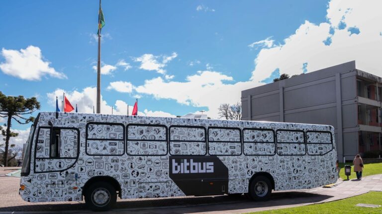 BitBus: o museu itinerante brasileiro que conta a história da informática
