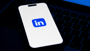 Busca de empregos com IA do LinkedIn chega ao Brasil