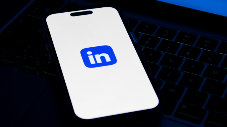 Busca de empregos com IA do LinkedIn chega ao Brasil