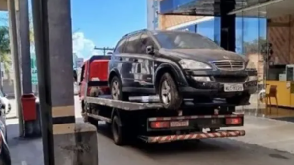 Carro fica 8 anos "esquecido" em shopping e conta é maior que o preço do modelo