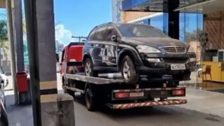 Carro fica 8 anos "esquecido" em shopping e conta é maior que o preço do modelo
