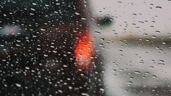 Como dirigir corretamente na chuva forte