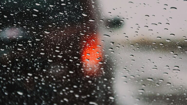 Como dirigir corretamente na chuva forte