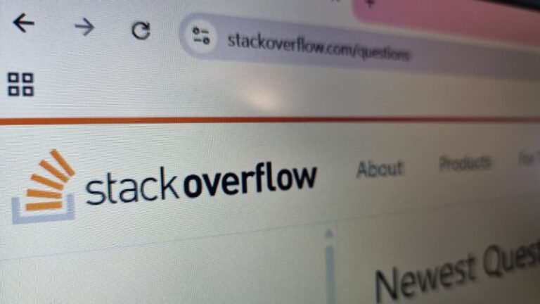 É o fim? Stack Overflow perde espaço com IA e registra queda de perguntas