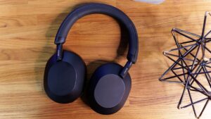 Ele sabe quando você está no ônibus e liga a música sozinho; esse fone vale?