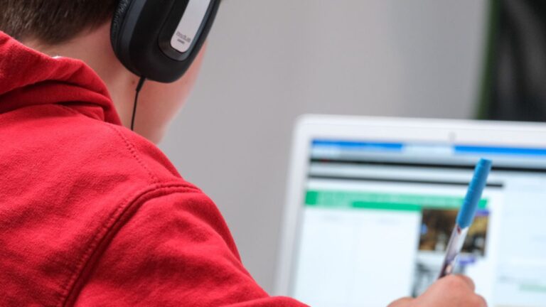 Estudar a distância: como o ambiente molda foco e autonomia