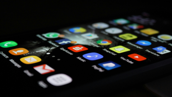 Hackers usam IA para espalhar malware via anúncios no Android