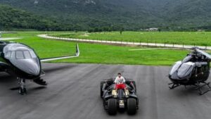 Helicóptero, jato executivo e Batmóvel: Neymar exibe relíquias e comemora