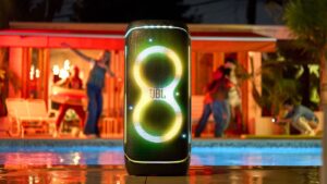 JBL lança nova torre de som poderosa no Brasil; veja o que ela consegue fazer