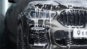 Lavar o carro do jeito errado pode sair caro; saiba o que evitar