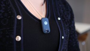 Motorola mostra seu "AI Pin", um assistente de IA vestível