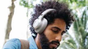 Novo fone colorido da JBL chegará ao Brasil com 80 horas de bateria e "ANC 2.0"