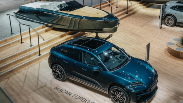 O que a Porsche foi fazer em uma das maiores feiras náuticas do mundo?