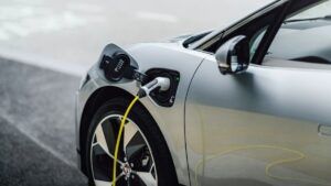 Recarga de carros elétricos é segura? Saiba mitos e verdades sobre carregamento