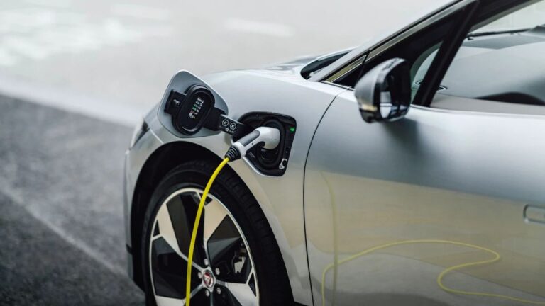 Recarga de carros elétricos é segura? Saiba mitos e verdades sobre carregamento