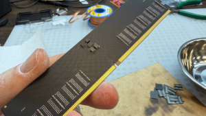 Saída da crise: modder 'fabrica' sua própria memória DDR5 com sucata de notebook