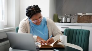 Santander libera 50 mil bolsas para capacitação em nuvem e IA generativa