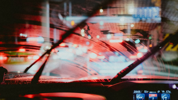 Usar o limpador do para-brisa pode dar multa? Caso viral gera polêmica