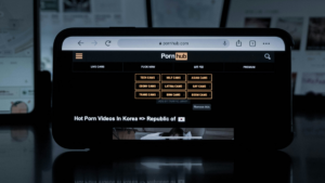 Verificação de idade no Pornhub gera bloqueio da plataforma nos EUA e na França