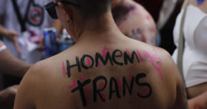 TJ-MG condena banco que ignorou pedido de atualização cadastral a indenizar homem trans