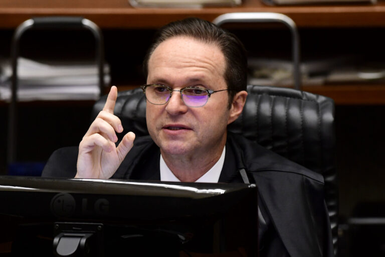 Falta de interrogatório do réu que pediu realização do ato na ação penal viola ampla defesa