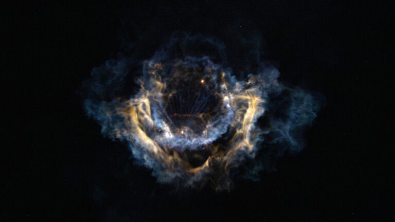 A pluma do foguete SpaceX Falcon 9 floresce sobre a foto do dia da Flórida em 18 de fevereiro de 2026