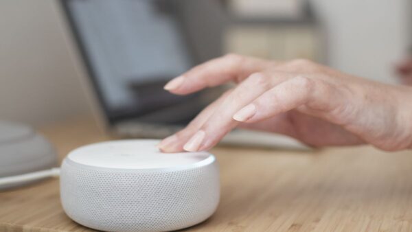 Alexa+ ganha ajustes para responder de forma direta ou carinhosa