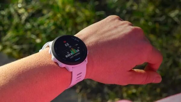 Amazon derruba preço de relógio inteligente Forerunner da Garmin; preço no chão