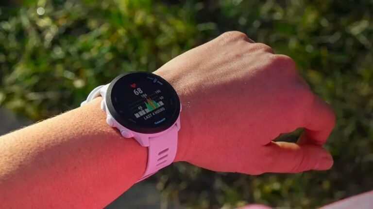 Amazon derruba preço de relógio inteligente Forerunner da Garmin; preço no chão