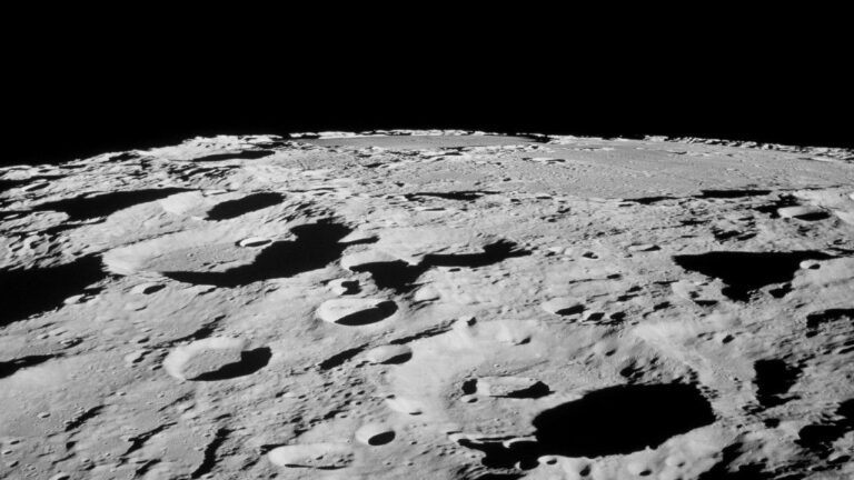 As rochas lunares da Apollo podem ter finalmente resolvido um antigo mistério lunar