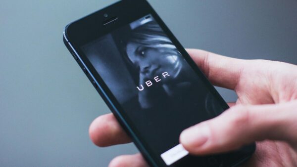 Brasil é o país que mais faz viagens da Uber nas contas para adolescentes