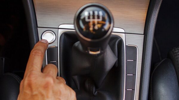 Câmbio manual não é ruim; veja 3 vantagens dessa transmissão