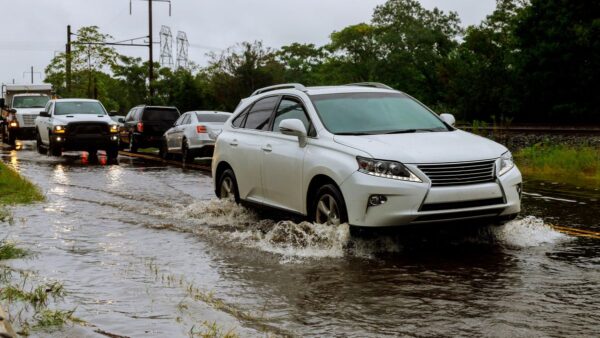 Carro elétrico e híbrido na enchente: o que dizem as marcas?