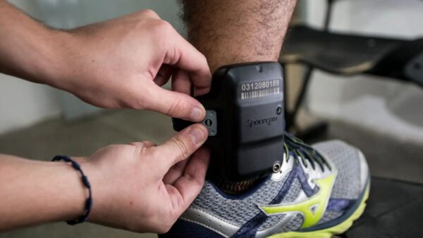 Como funciona uma tornozeleira eletrônica? Equipamento tem GPS em tempo real