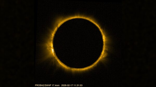 Eclipse ardente do 'anel de fogo' visto do espaço, foto do dia de 20 de fevereiro de 2026